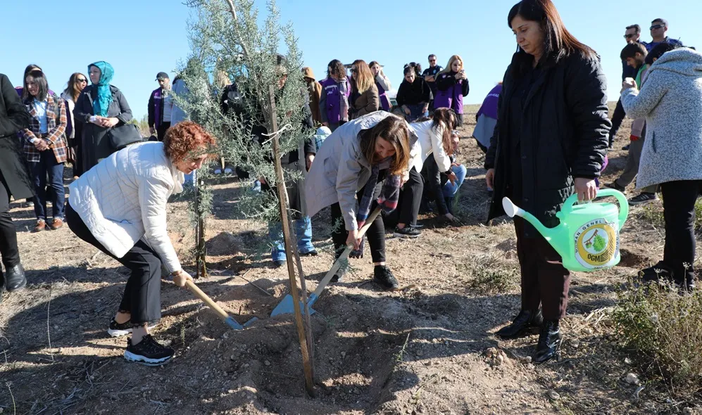 ADANA’DA ÖLDÜRÜLEN KADINLARINA ANISINA HATIRA ORMANI