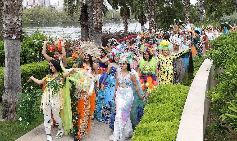 MİLYONLAR KARNAVAL COŞKUSUNU ADANA SOKAKLARINDA YAŞADI