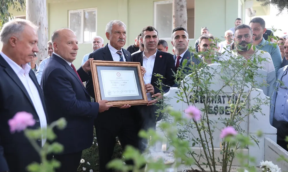 GÜNÜN FOTOĞRAFI/EŞBERK’İN MEZARINA ZİYARET 