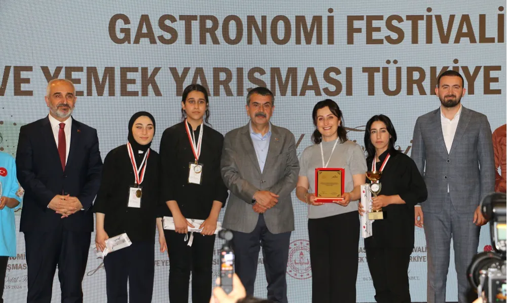 GASTRONOMİ FESTİVALİ VE YEMEK YARIŞMASINDA NEZİHE YALVAÇ 3. OLDU