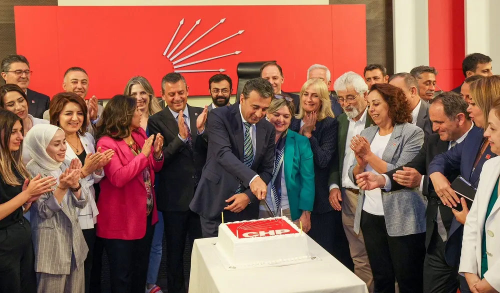 BULUT’A PARTİ MECLİSİNDE DOĞUM GÜNÜ KUTLAMASI