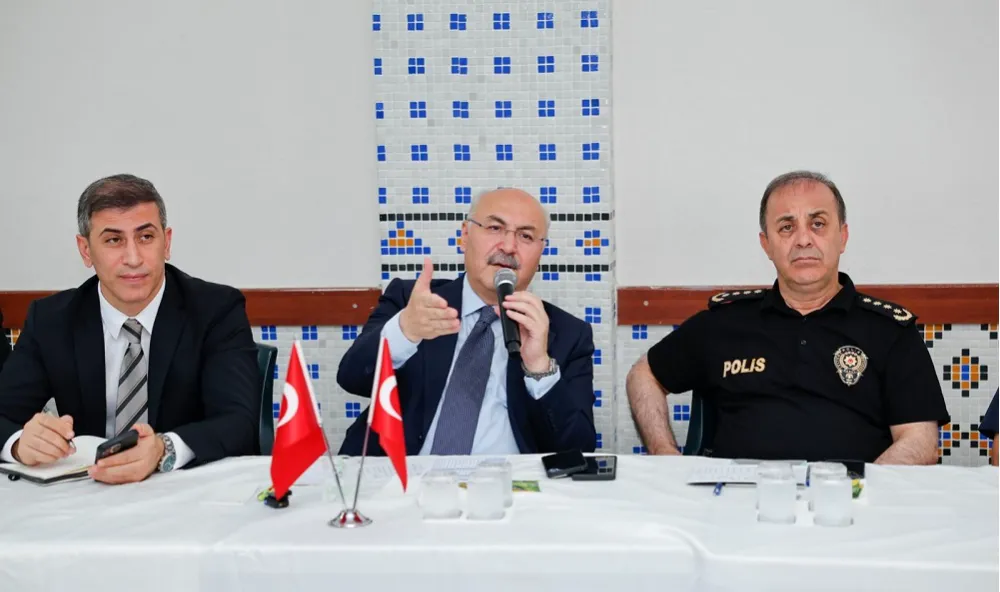 VALİ KÖŞGER YÜREĞİR’DE VATANDAŞLARLA BİR ARAYA GELDİ