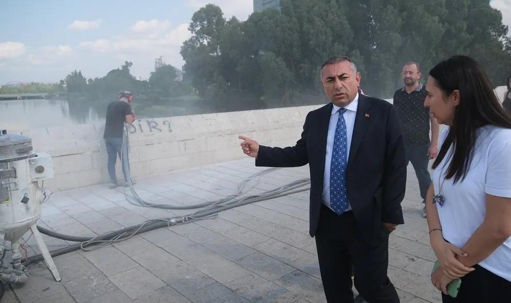 TARİHİ TAŞKÖPRÜ’DE SPREY BOYA TEMİZLİĞİ