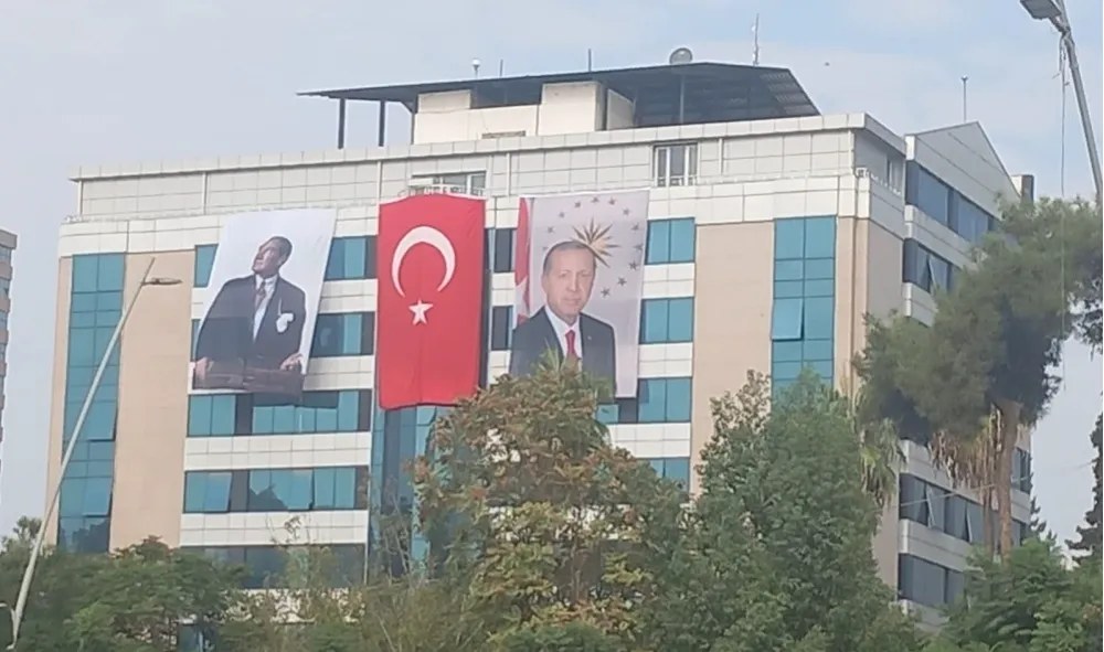 ADANA BÜYÜKŞEHİR BİNASINA İLK KEZ ASILDI