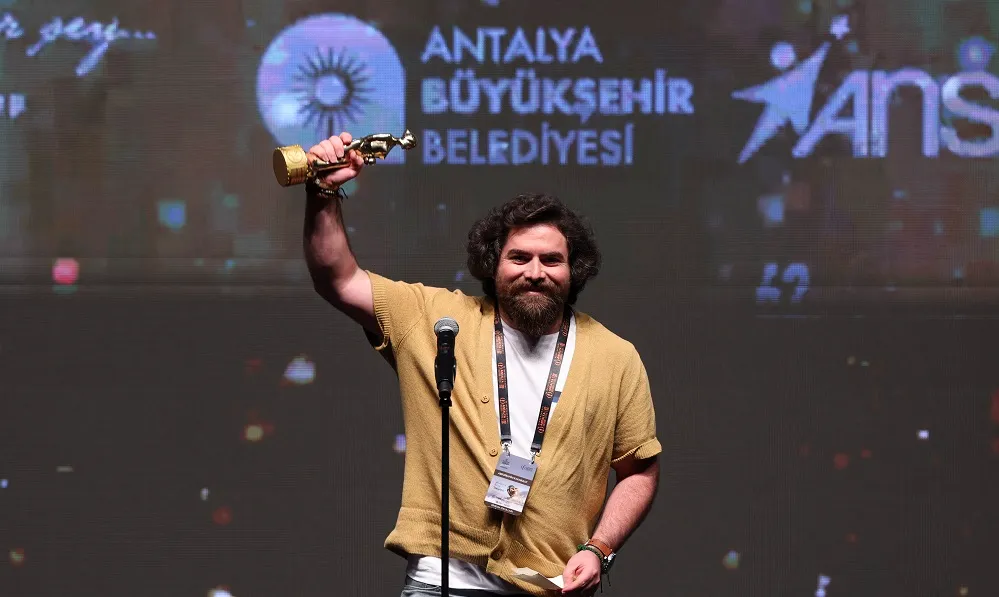 ALTIN PORTAKAL’IN GALİBİ “TAVŞAN İMPARATORLUĞU” 