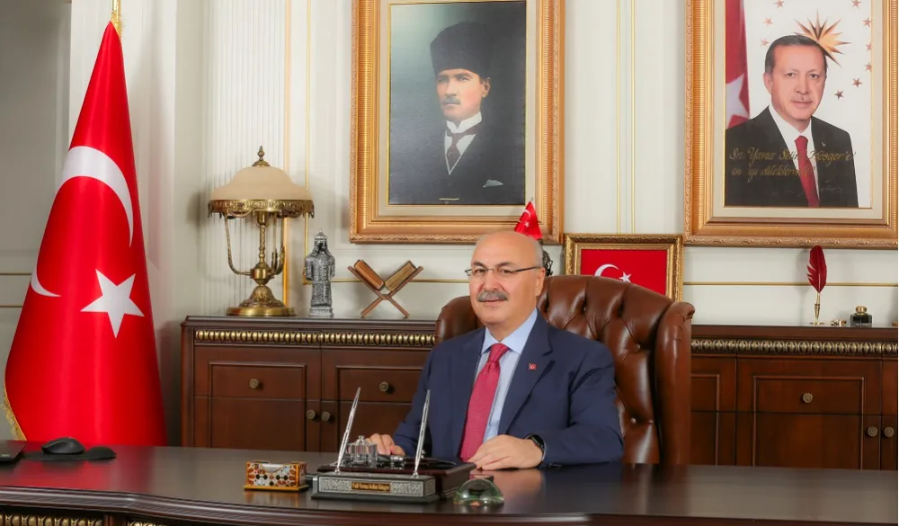 ANNE, SESİYLE HUZUR, BAKIŞIYLA UMUT VERENDİR