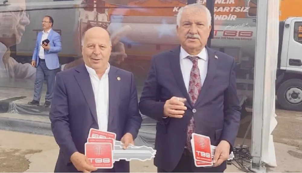 YÜREĞİR’E BELEDİYELER BİRLİĞİNDEN 2 ÇÖP KAMYONU