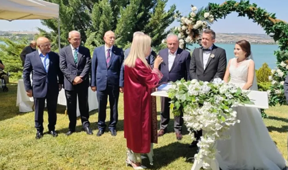 REKTÖR ERİŞ EVLENDİ