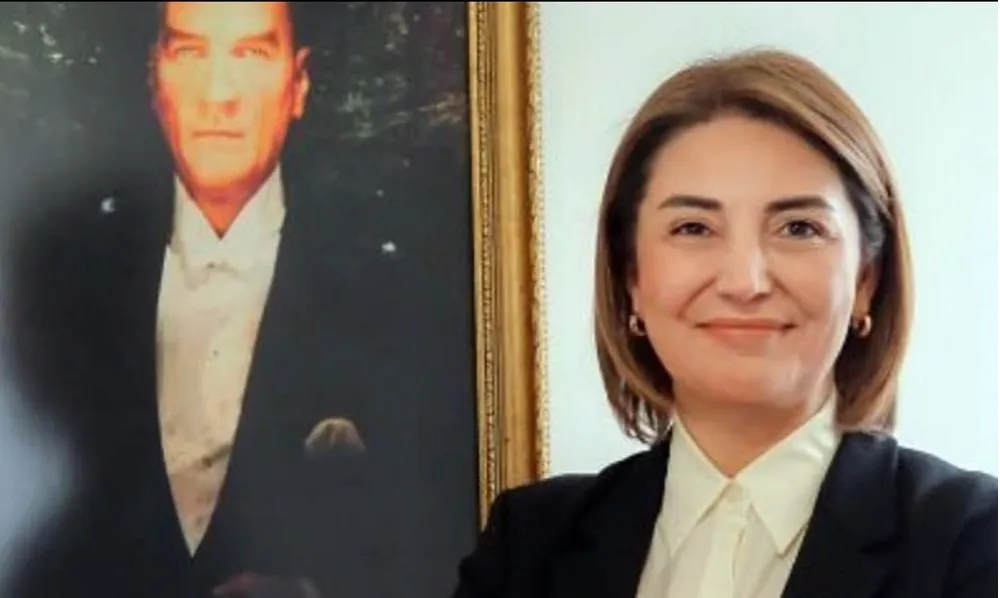 CHP SEYHAN İLÇE ÖRGÜTÜNDE İLK KADIN BAŞKAN
