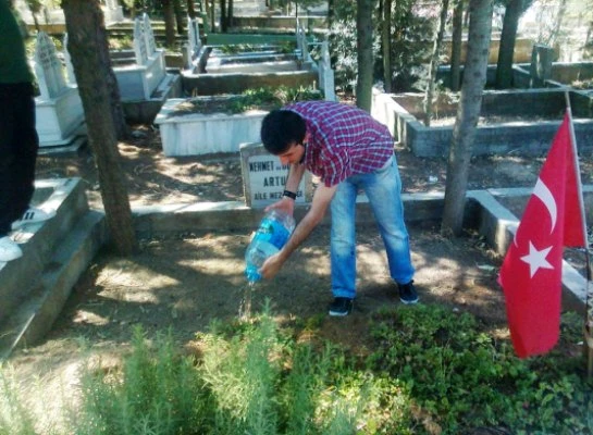 CHP Gençlik kolları mezarlıklarda