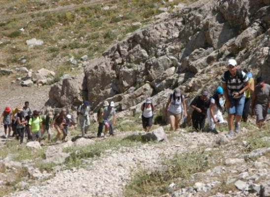 Doğa tutkunları dağa tırmandı, dondurucu suda yüzdü