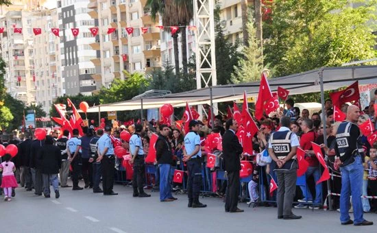 Güvenlik çemberinde bayram kutlaması!