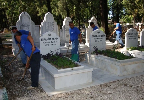 Mezarlıklarda bayram temizliği