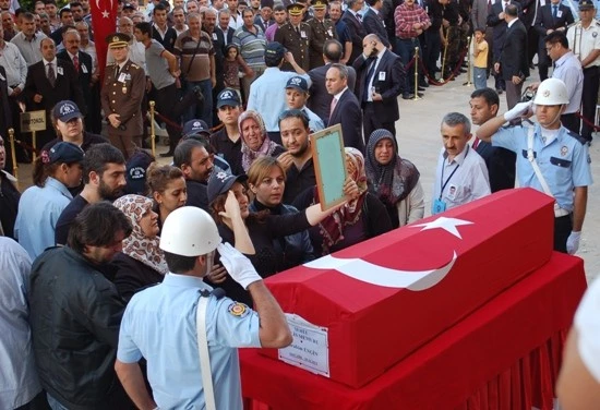 Eşinin tabutuna sarıldı, polis selamı verdi