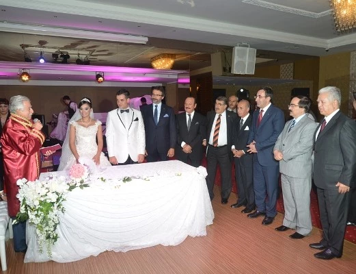 Bakan Adana’da nikah şahidi oldu