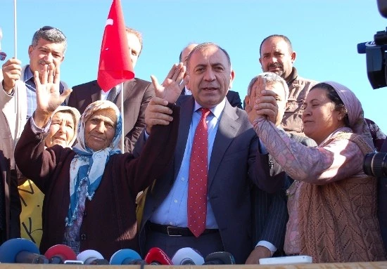 Başbakan’a sordu: Adana’da neler oluyor?