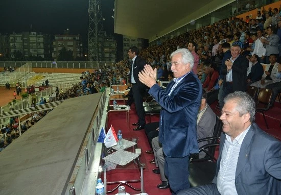 Develi, Demirspor maçını Aldırmaz ile izledi