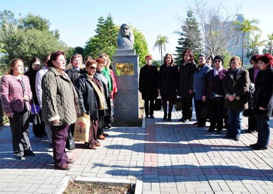 Zübeyde Hanım’a karanfilli anma