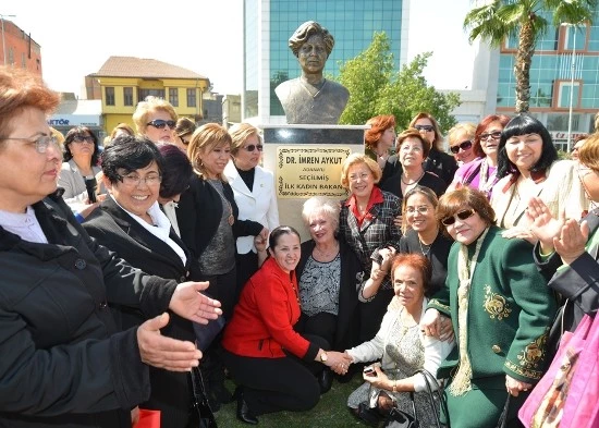 İlk Kadın Bakana büst