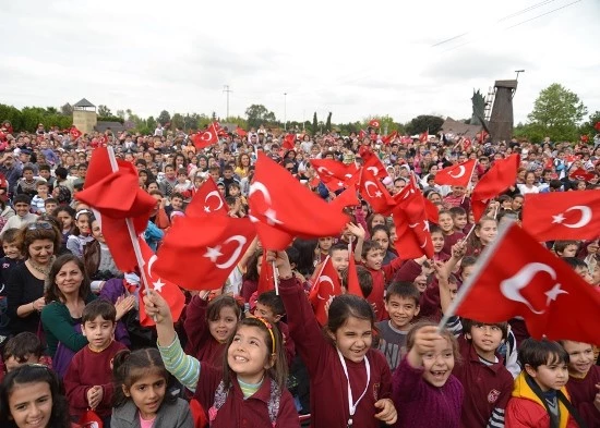 Merkez Parkta 23 Nisan Coşkusu