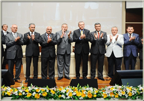 Başbakan’ın rozet taktığı başkan cezaevinde