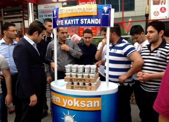 Ak Partili Gençlerden Ayran İkramı