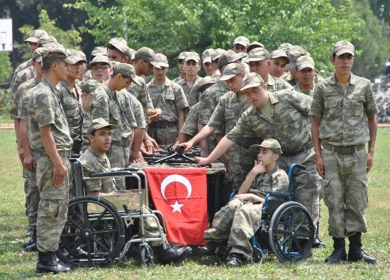 Bir günlüğüne asker oldu