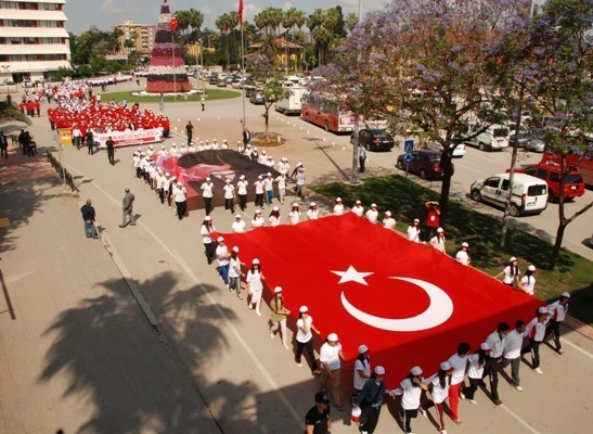 Adana’da Gençlik Yürüyüşü