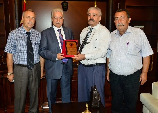 Emeklilerden Aldırmaz’a plaket