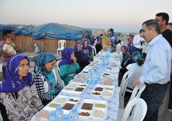 Tarım İşçilerine Tarlada iftar