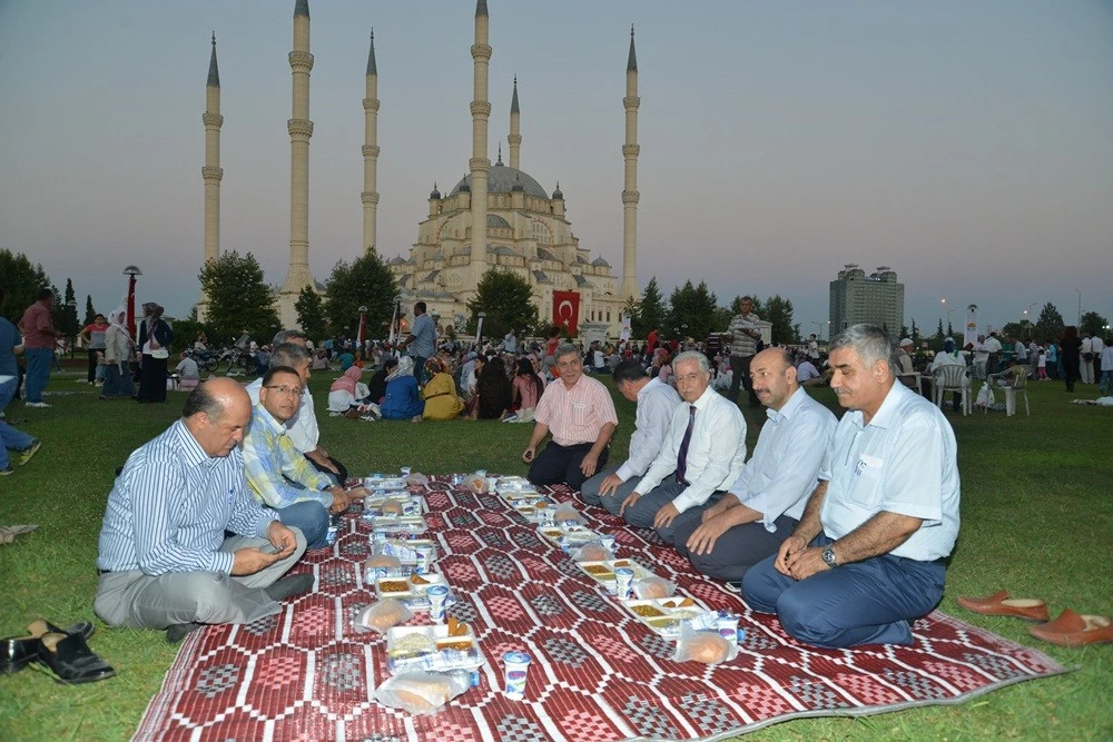 Parkta Cami Manzaralı iftar buluşması
