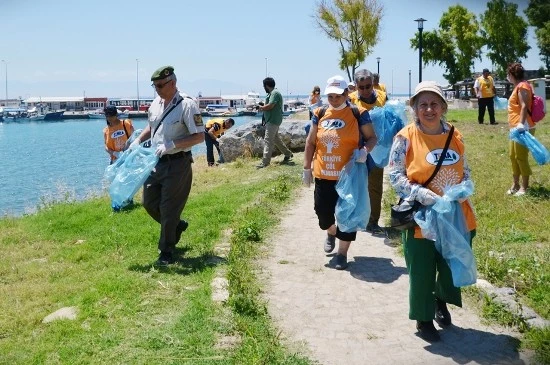 Yumurtalık’ta plaj temizliği