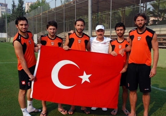 Adanaspor’dan Bayrak asma çağrısı