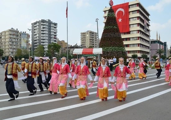 Halk Oyunları Göz Kamaştırdı