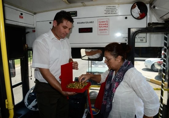 Ücretsiz otobüste yolculara şeker ikramı