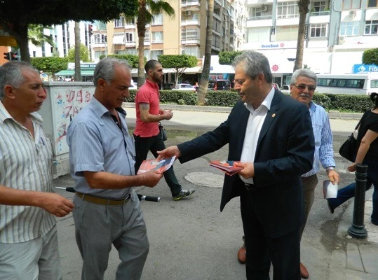 CHP’li vekil miting el ilanlarını dağıttı