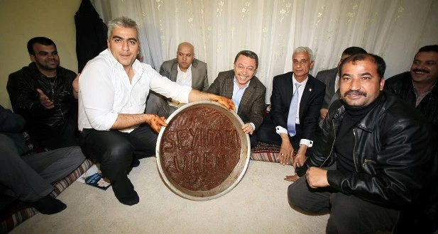 Mırra ve Çiğ Köfte İkram Ettiler