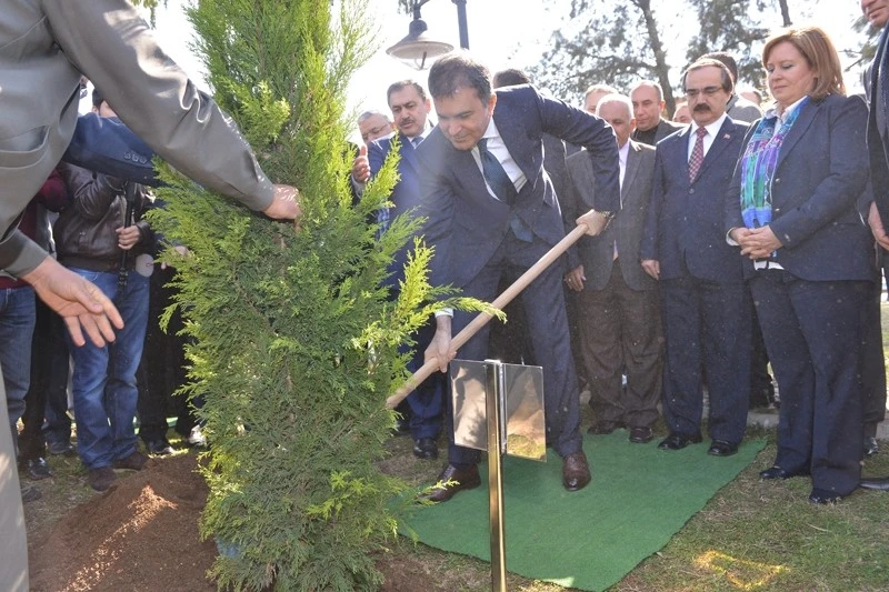 Bakanlar Valilik Bahçesine Fidan Dikti