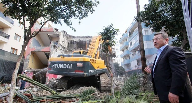 Seyhan’da riskli binalar yıkılıyor