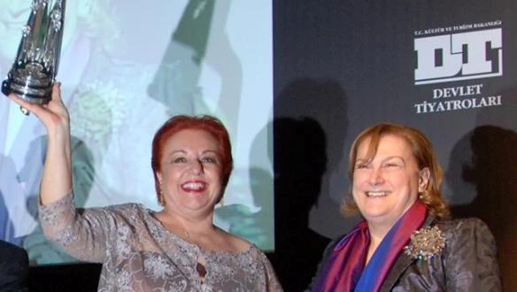 Tiyatro Festivalinde Gösteri ve Ödül