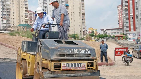 Cübbesini Çıkardı, Bareti Taktı