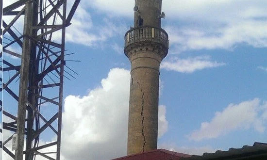 Cami Minaresine Yıldırım Düştü