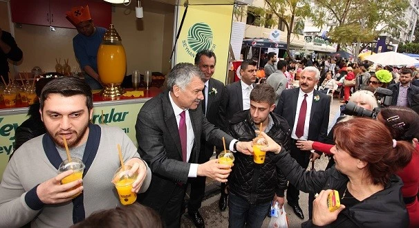 Adana’da Vatandaşa Portakal Suyu