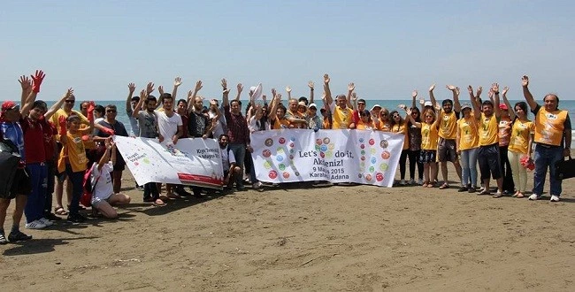 Gönüllüler Karataş Sahilini temizledi