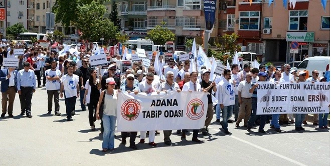Adana’da Sağlık Çalışanları İş Bıraktı, Yürüdü