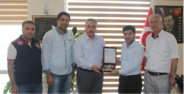 Kaymakam Okur’dan AKP’ye Plaket