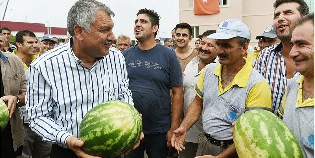 Karalar’dan  çalışanlarına ‘karpuz’