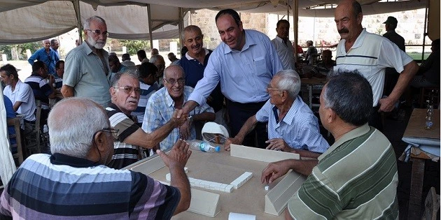 Tümer, sorun dinliyor