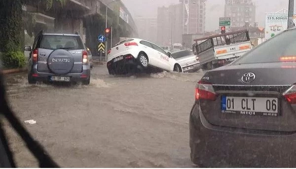 Adana Yağmur’a teslim olmamalı