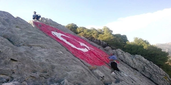 Dağın Zirvesine 35 Metrekare Bayrak